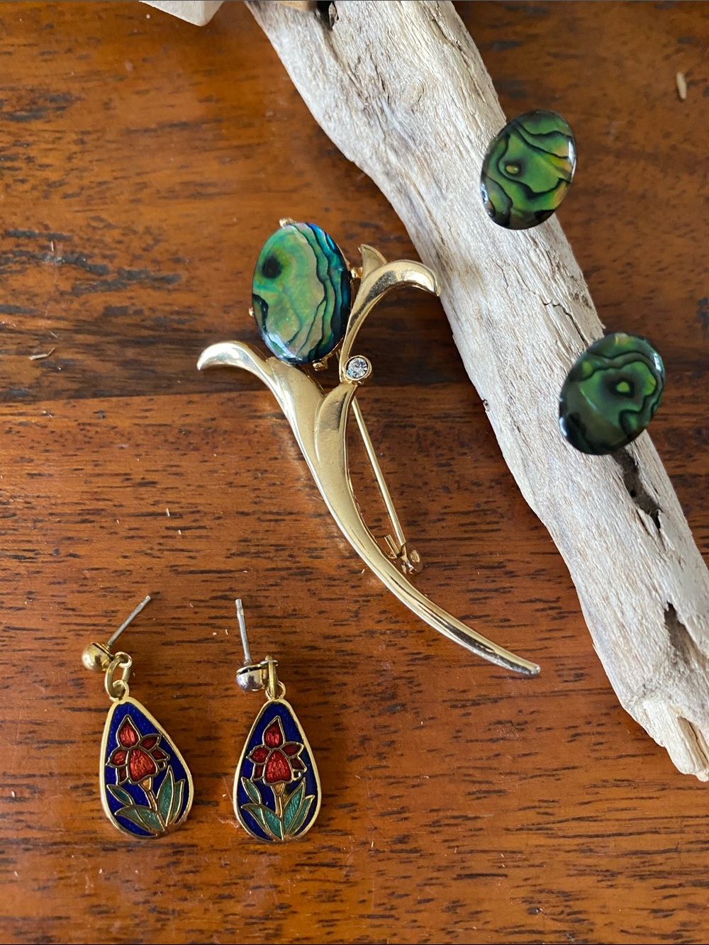 COSTUME Gold tone shell style Brooch & studs + cloisonné dandle floral earrings.